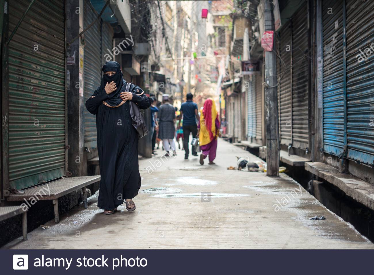 Dhaka Bangladesh January 15 2020 Muslim Woman With Traditional Muslim Clothes Called Niqab Walking Alone In The Street Of Old Dhaka Stock Photo Alamy