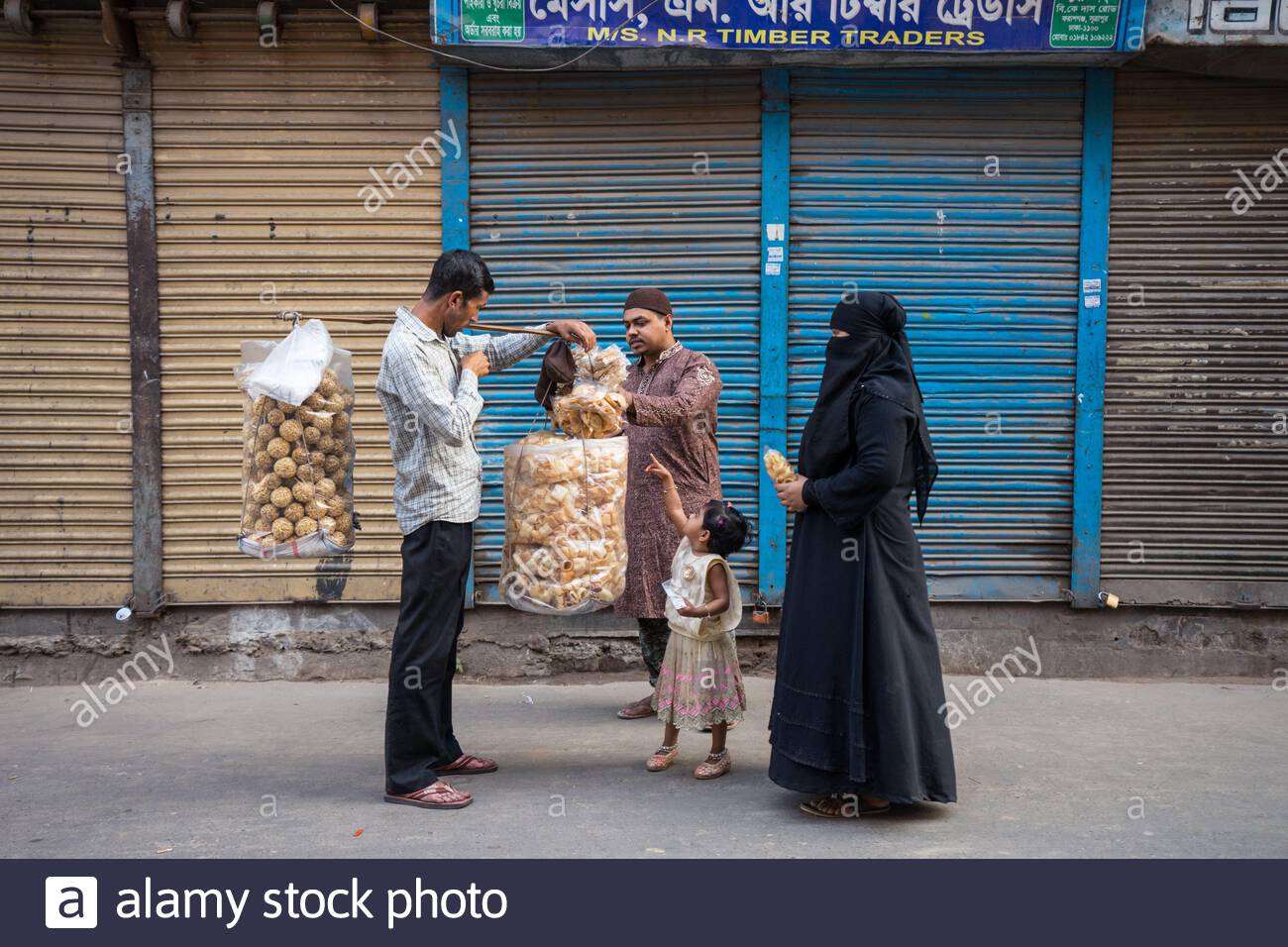 Dhaka Bangladesh January 15 2020 Muslim Family Of Woman With Niqab And Little Child Buying Snacks From Seller In The Street Stock Photo Alamy