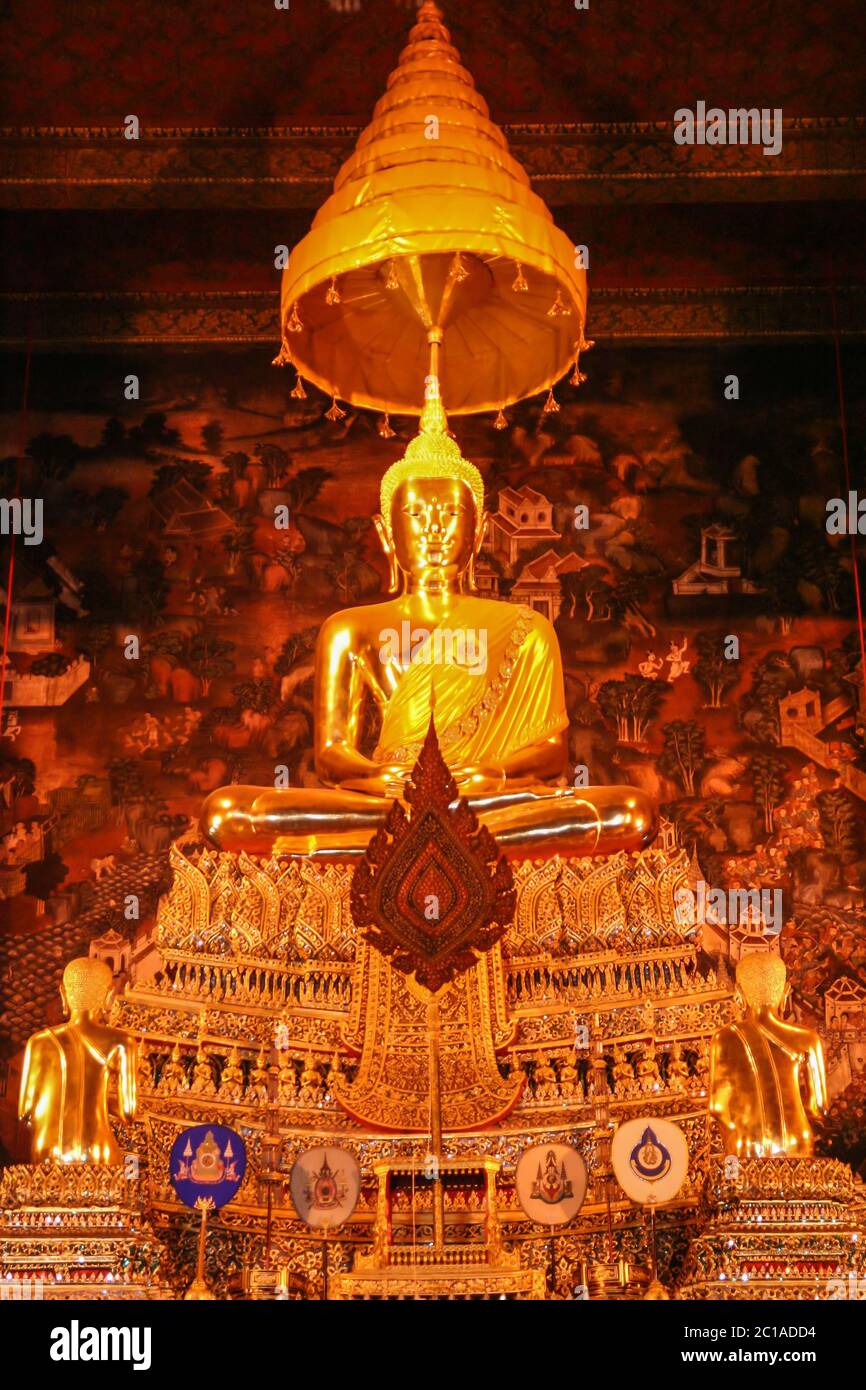 Statue of a golden Buddha inside a temple Stock Photo - Alamy