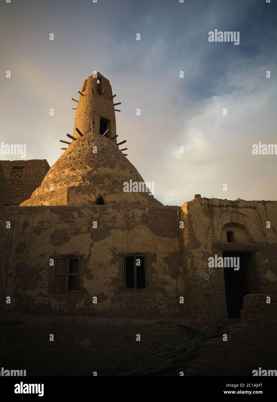 Exterior view to Al-Qasr old town and mosque, Dakhla oasis, Egypt Stock Photo