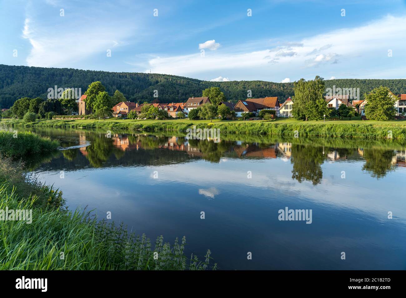 Die Weser und der Stadtteil Hemeln in Hann. Münden, Niedersachsen |  Weser river and Hemeln, outlying village of the town of Hann. Münden, Lower Saxon Stock Photo