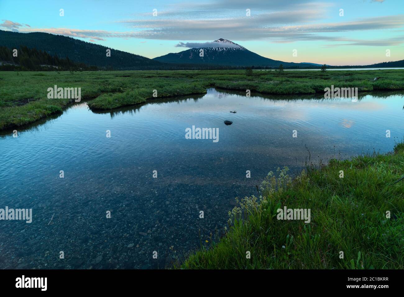 USA, Oregon, Deschutes National Forest, Sparks Lake and Mount Bachelor