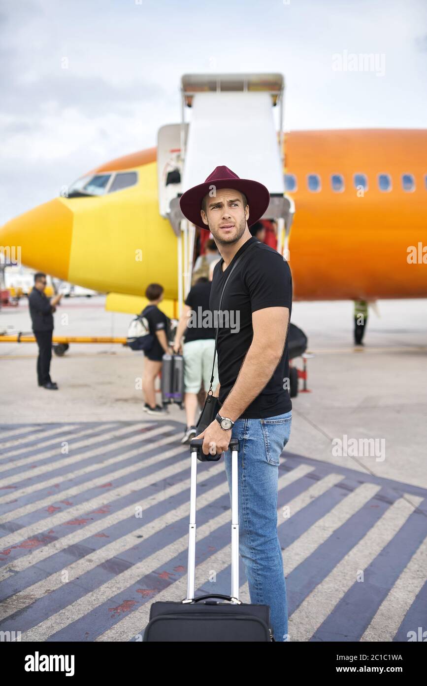 Автобус для путешествий. Пассажиры садятся в самолет. Мужик в аэропорту. Boarding travel. Boarding travel.