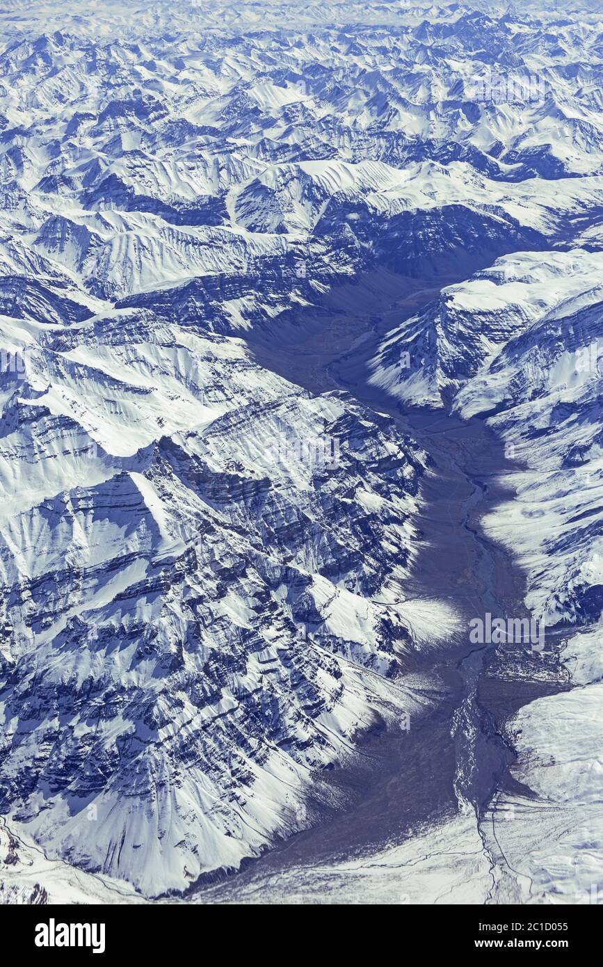 View of vast snow clad peaks of Greater himalaya Stock Photo