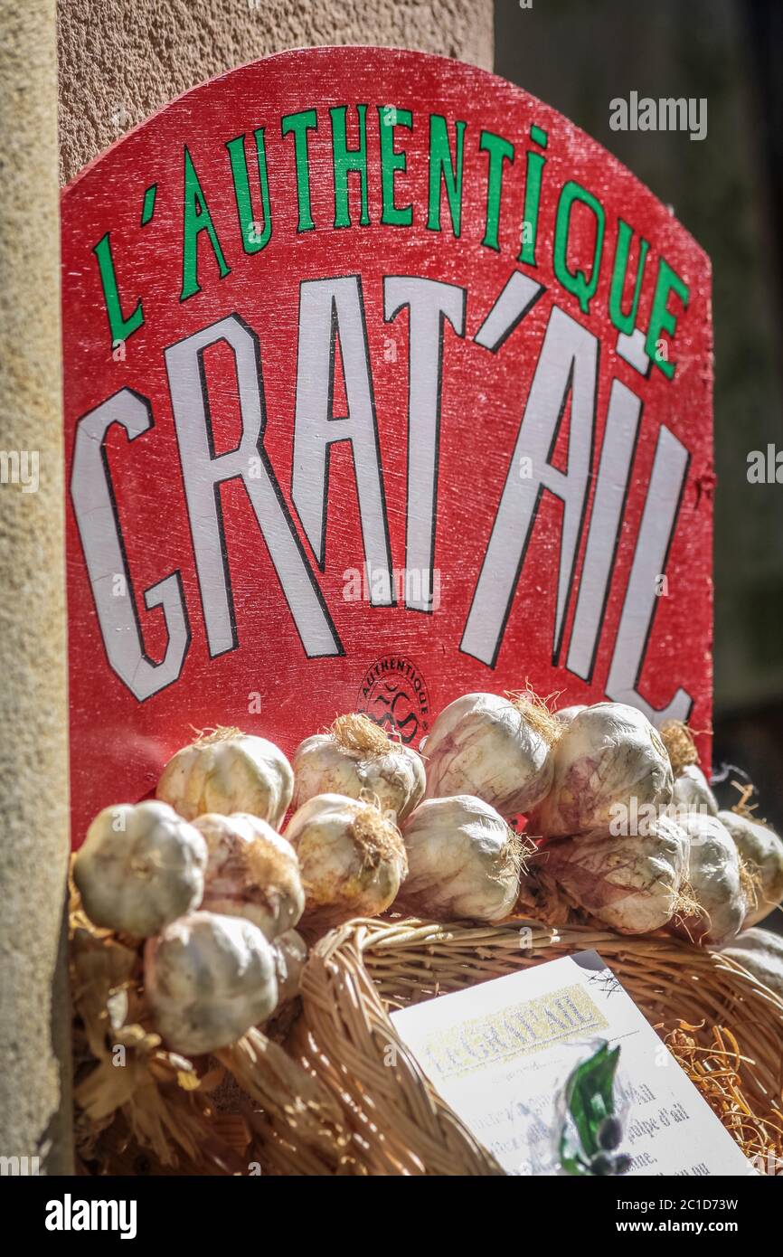 Garlic in front of grocery in Sisteron, Provence, France Stock Photo
