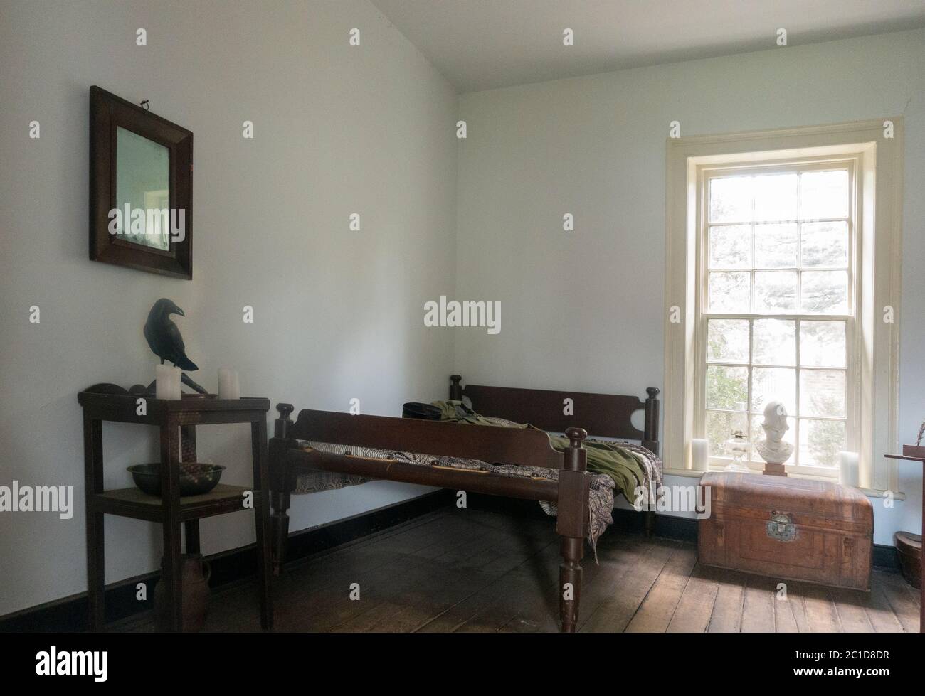 Bust of edgar allan poe hires stock photography and images Alamy