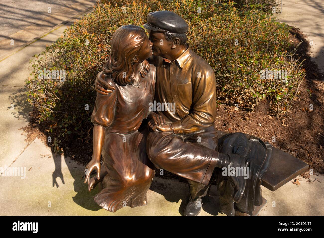 Kiss kissing statue man couple hires stock photography and images Alamy