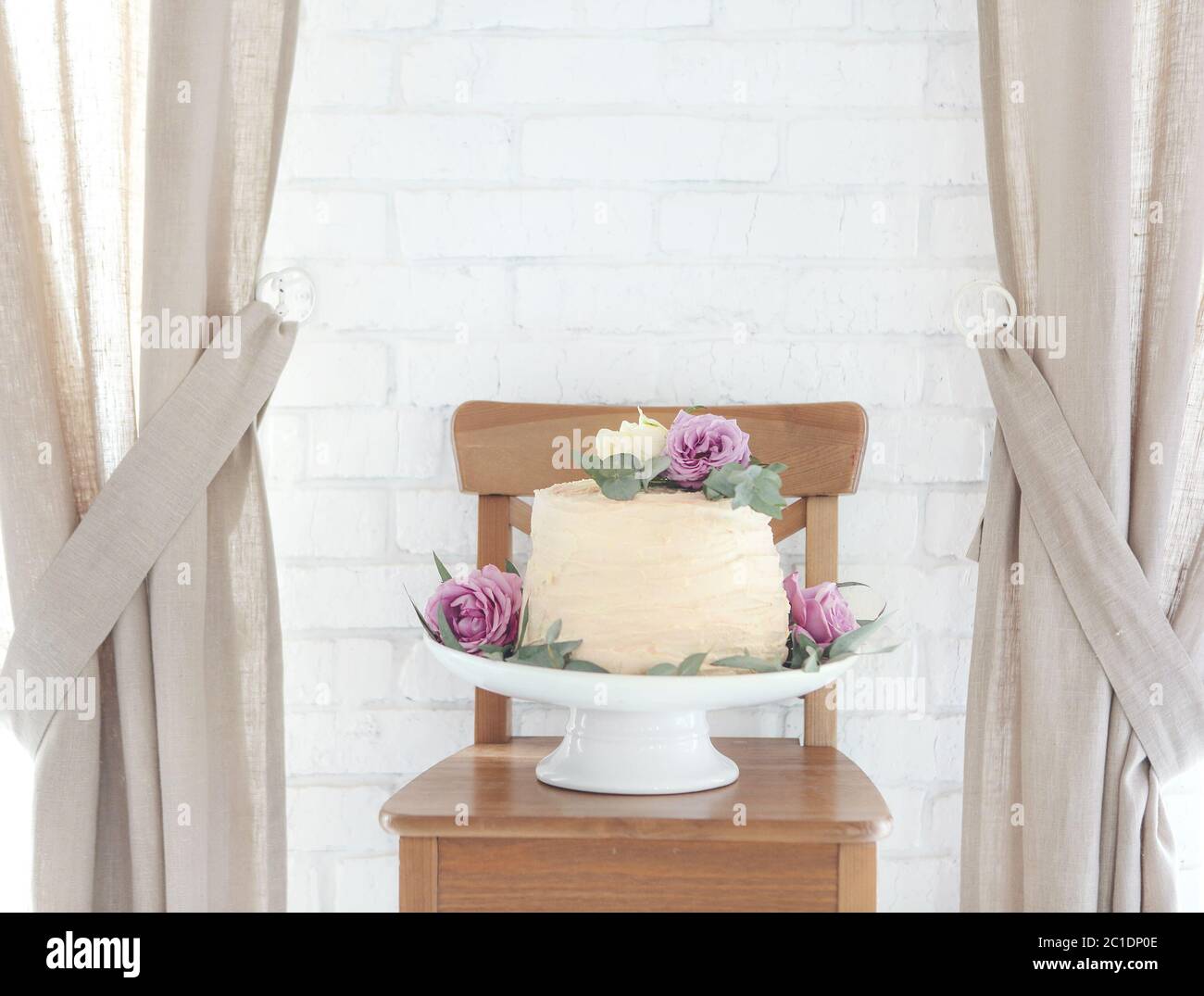 Wedding cake on cake stand Stock Photo - Alamy