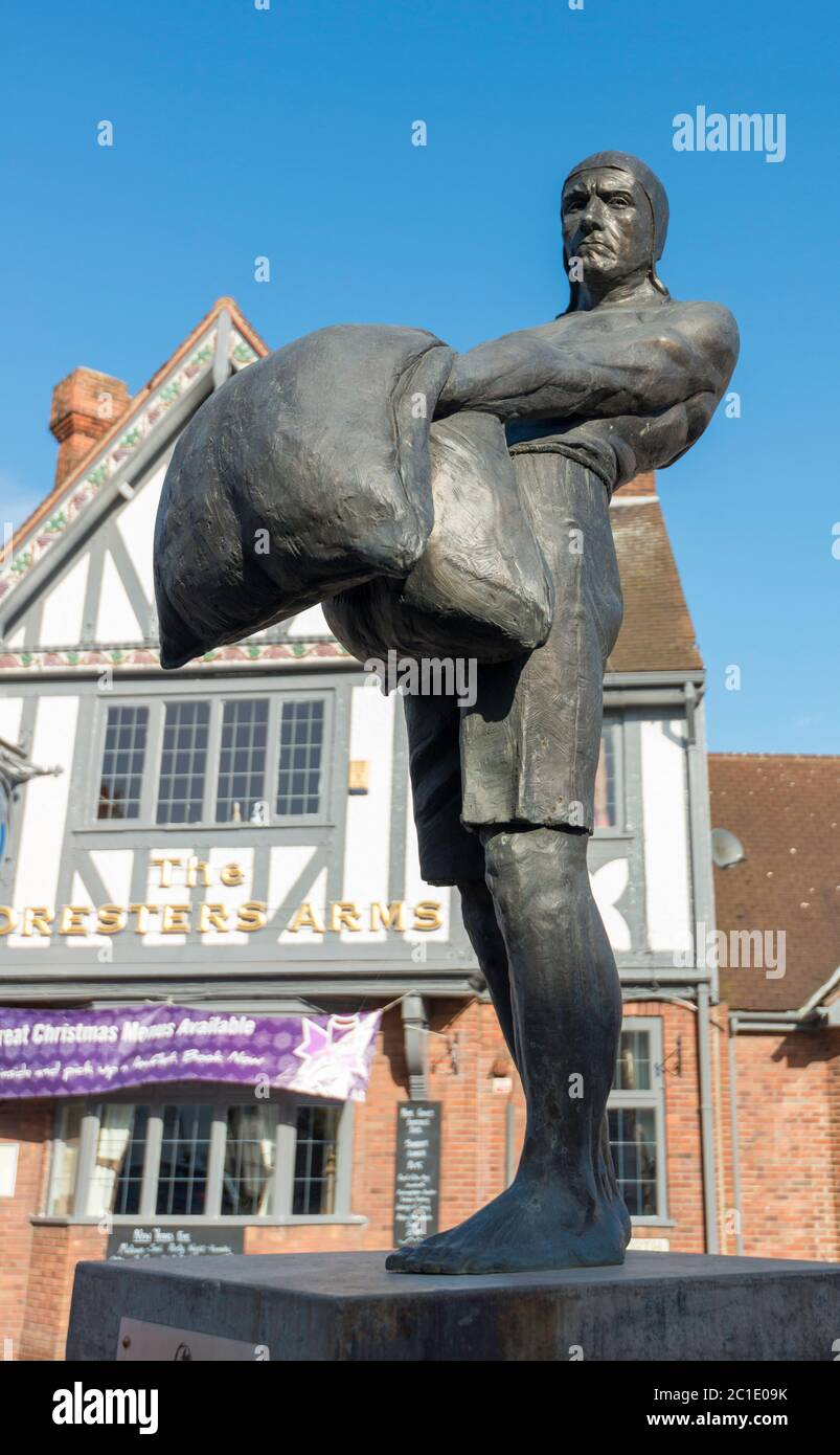 Sculpture of a Creeler - a medieval porter or labourer unloading cargo at Beckside, Beverley, East Yorkshire Stock Photo