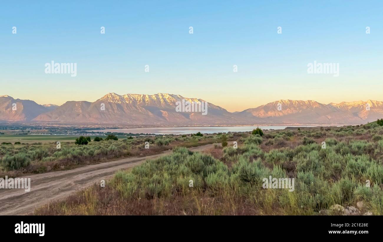 Grassy lake road hires stock photography and images Alamy
