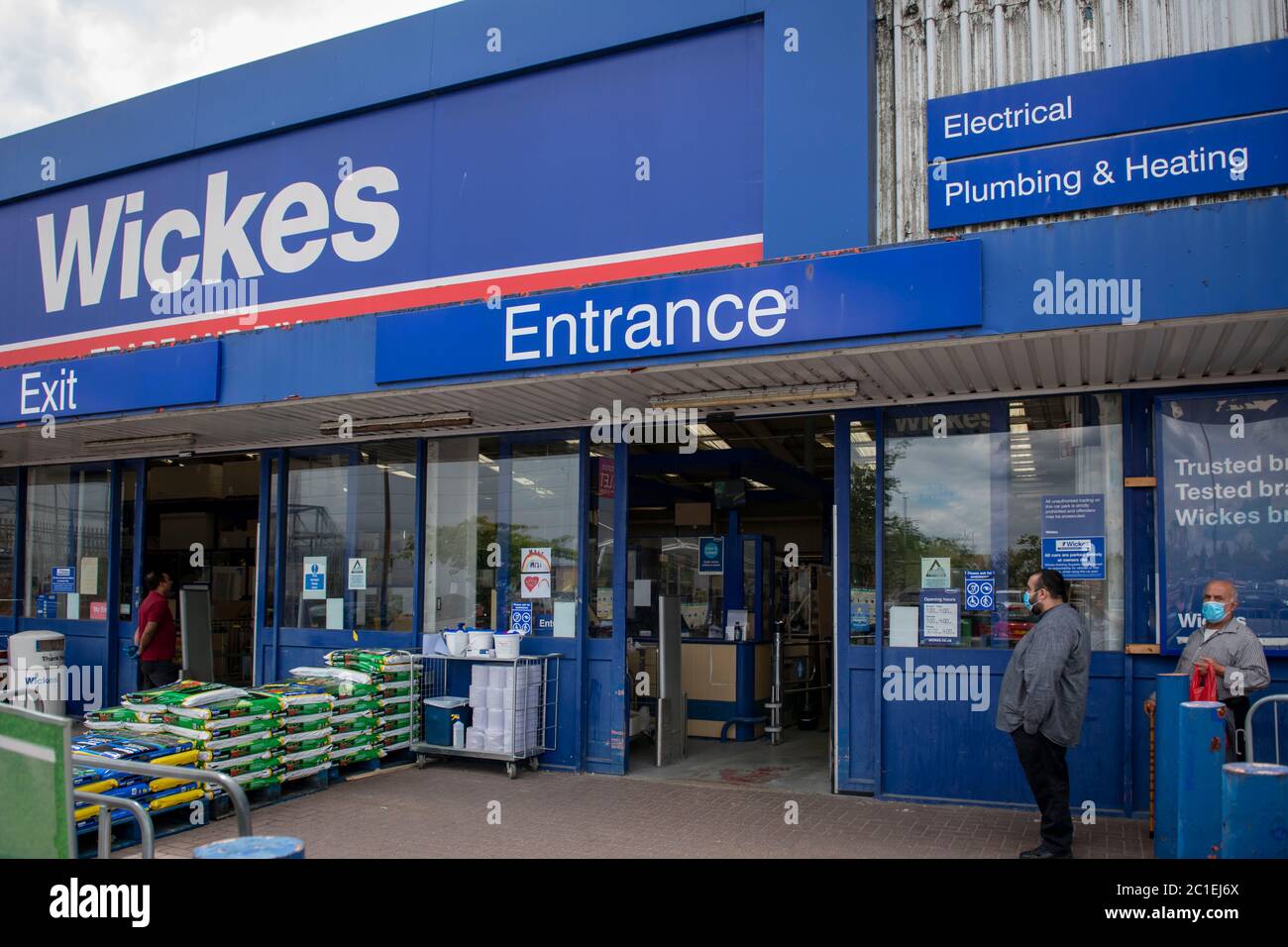 Social distancing in Ruislip, London Borough of Hillingdon Stock Photo