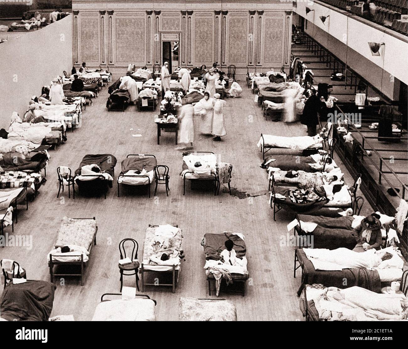 Volunteer nurses from the American red cross caring for flu patients at the Oakland Convention hall, Oakland, California, during the 1918 flu pandemic Stock Photo