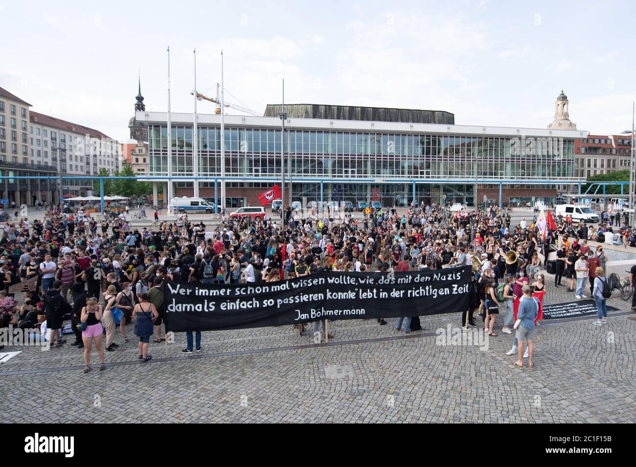 Dresden, Germany. 15th June, 2020. Participants of a leftist demonstration stand with a banner on the Altmarkt in front of the Kulturpalast. During the protests of the groups 'Hope - fight racism' and 'Nationalism out of the heads' against Pegida, the action network 'Leipzig takes a seat' has called for support for the groups in their protest. Credit: Sebastian Kahnert/dpa-Zentralbild/dpa/Alamy Live News Stock Photo