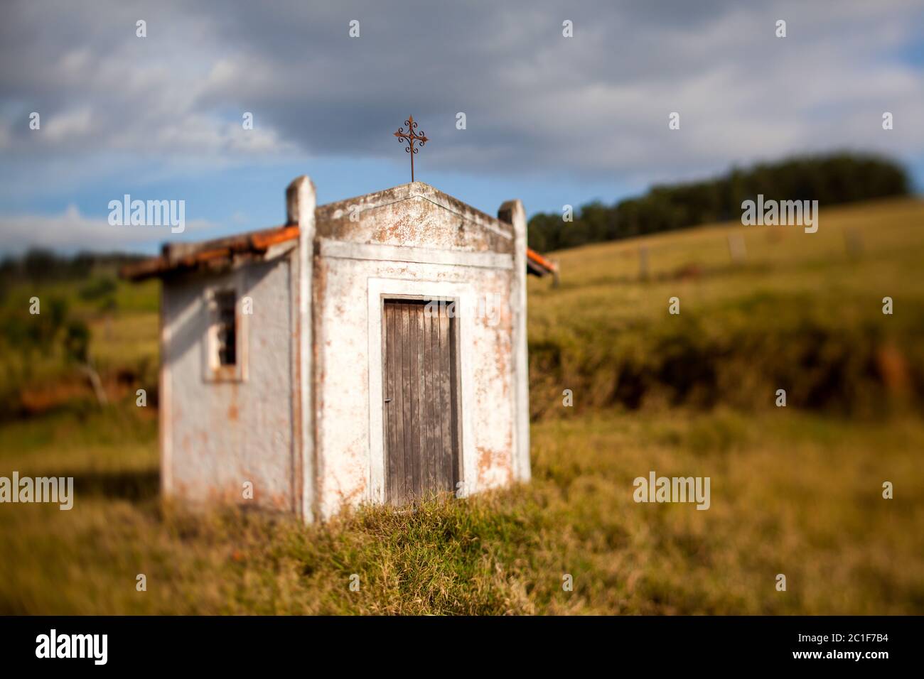 Small old white church in the countryside in a blue sky day - titl ...