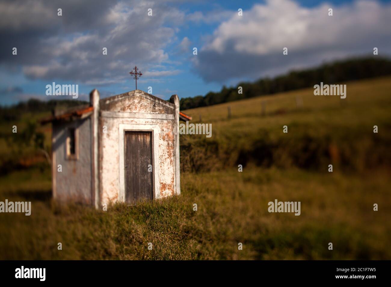 Small old white church in the countryside in a blue sky day - titl ...