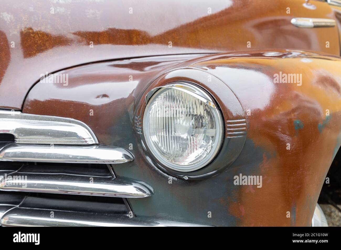 Headlight and grille of a 1940s American sedan Stock Photo