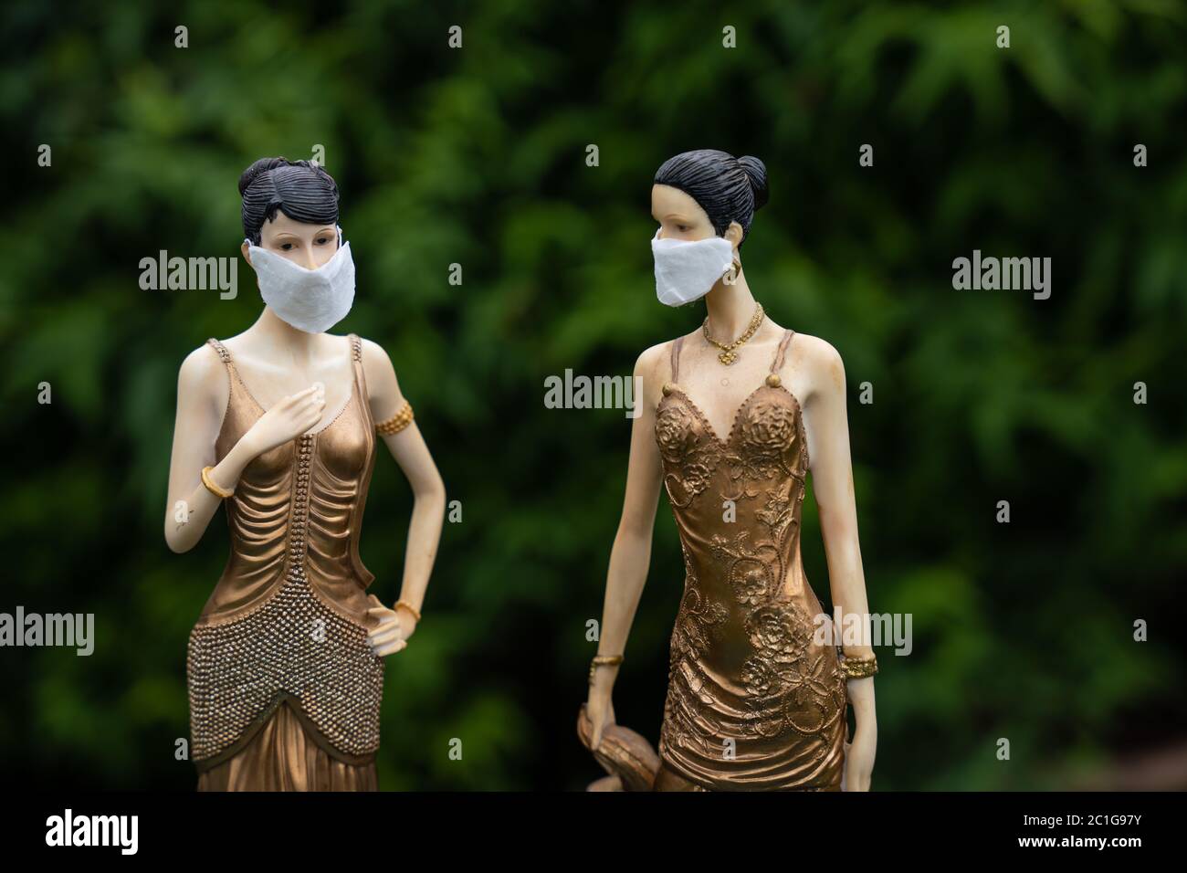 Wearing face masks hi-res stock photography and images - Alamy