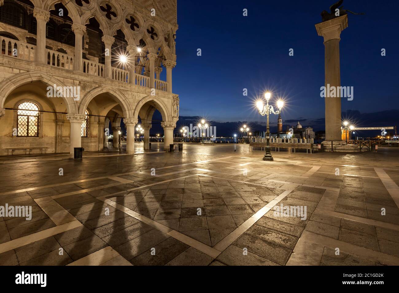Markusplatz in Venedig bei Nacht mit Blick auf den Dogenpalast Stock Photo