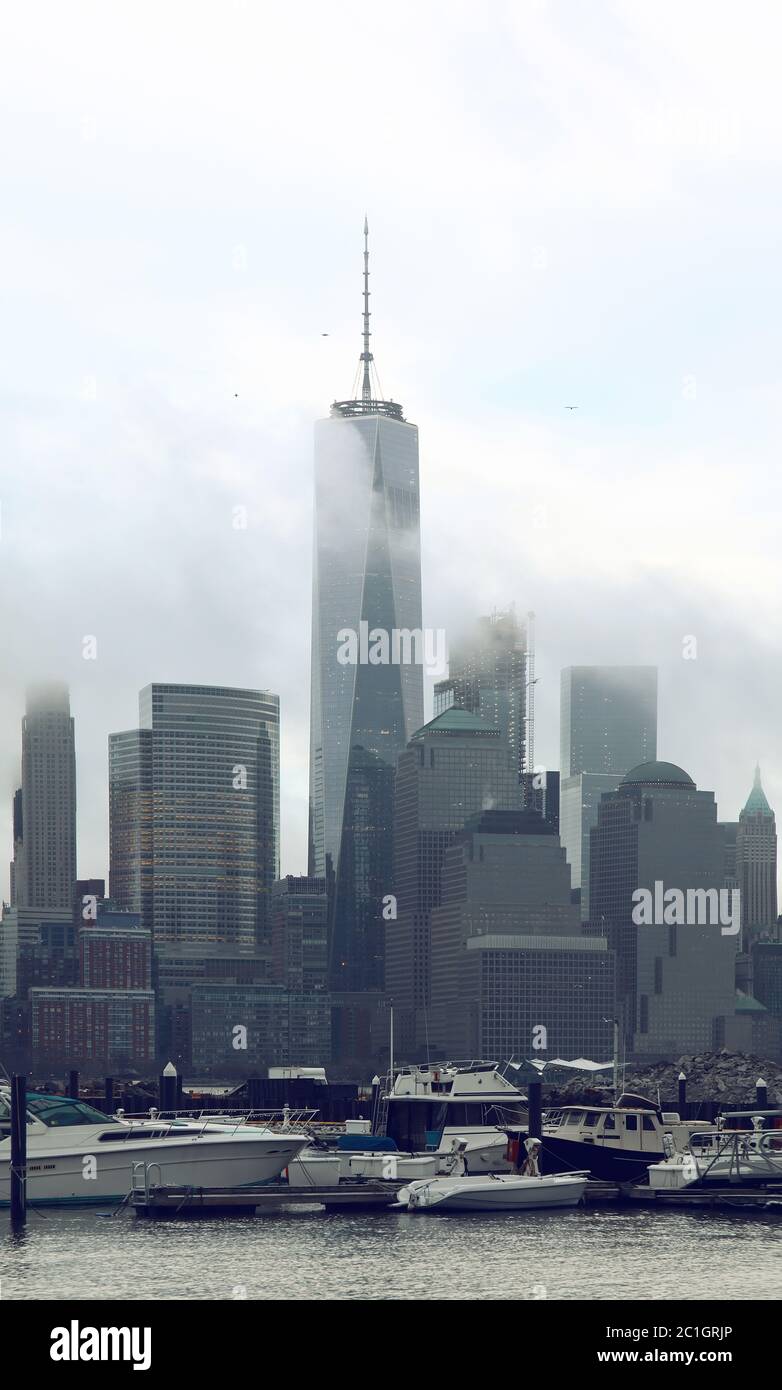 Nyc skyline white boat hi-res stock photography and images - Alamy