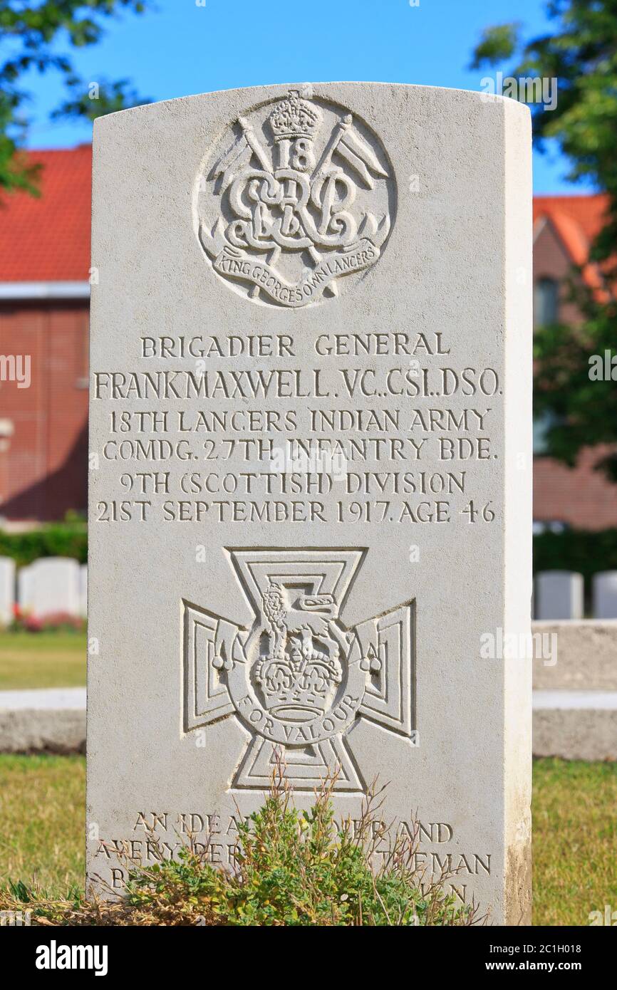 Grave of the English (British Army) VC recipient Brigadier General Francis Aylmer Maxwell (1871-1917) at Ypres Reservoir Cemetery in Ypres, Belgium Stock Photo