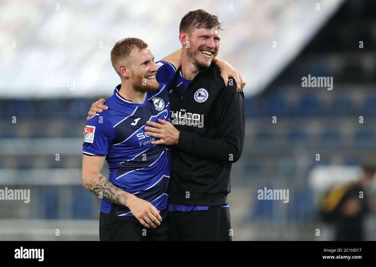 Banyan lodret hjul Bielefeld, Germany. 15th June, 2020. Football: 2nd Bundesliga, Arminia  Bielefeld - Dynamo Dresden, 28th day of play in the Schüco Arena.  Bielefelds Andreas Vogelsammer (l) and Fabian Klos celebrate the victory.  IMPORTANT