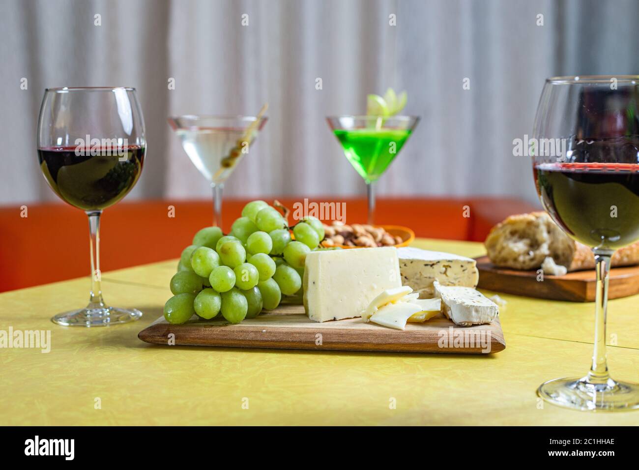 Wine and cocktails with snack platter of grapes, cheese and bread Stock ...