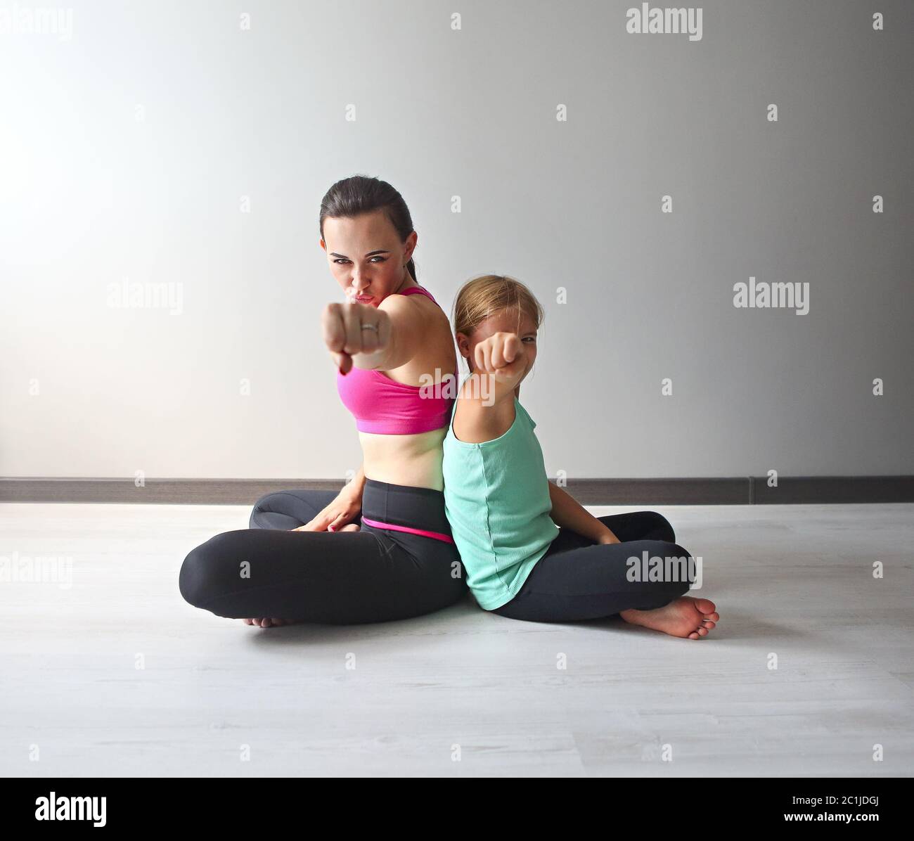 Kids doing exercise hi-res stock photography and images - Page 20 - Alamy