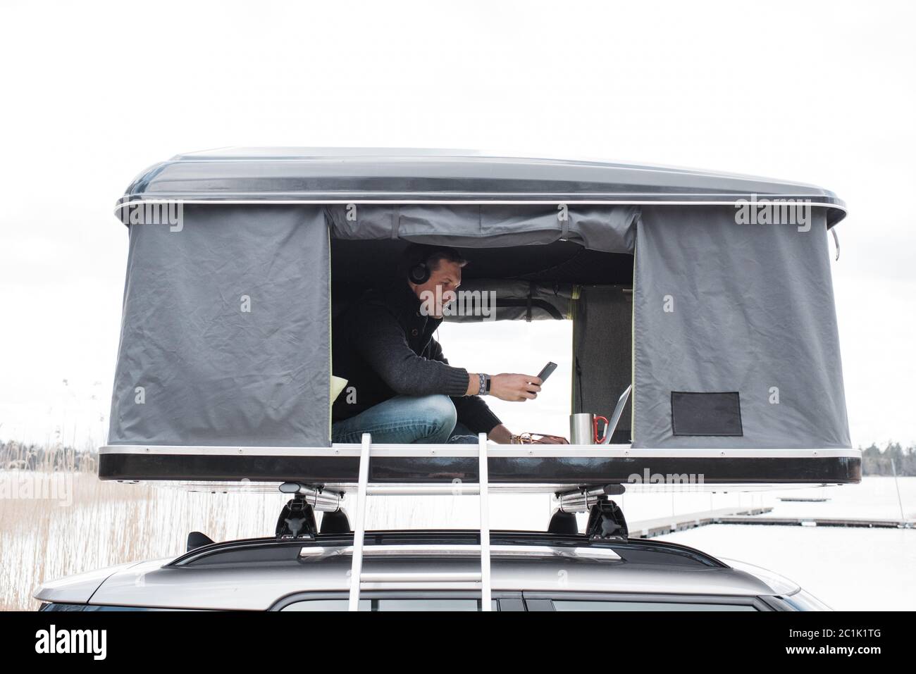 man working from a tent whilst social distancing from the office Stock  Photo - Alamy