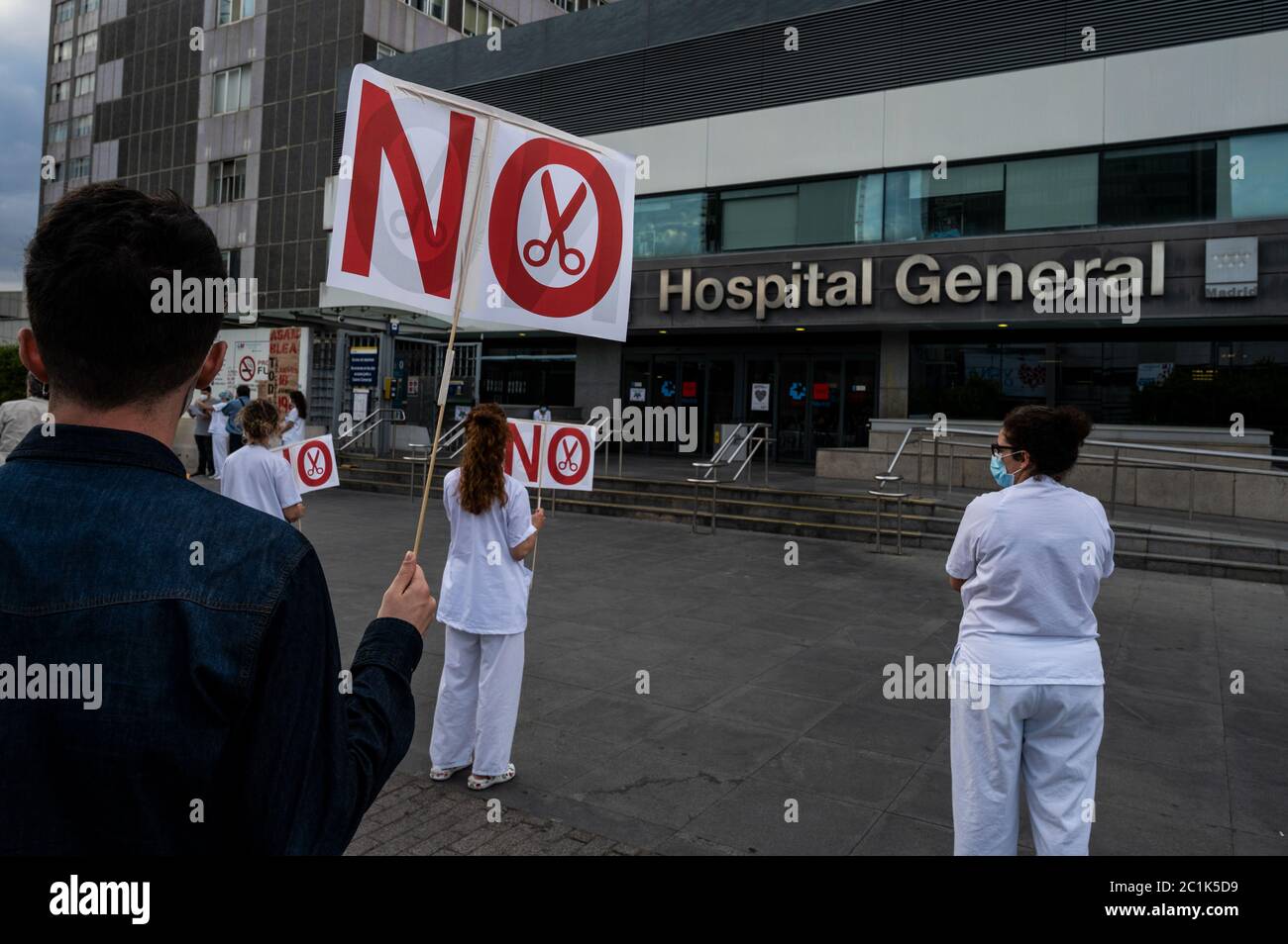 Madrid, Spain. 15th June, 2020. Madrid, Spain. June 15, 2020. Healthcare workers protesting in La Paz Hospital coinciding with the World Elder Abuse Awareness Day. Healthcare workers are carrying out protests in Hospitals during the coronavirus crisis against the precariousness of their work. Credit: Marcos del Mazo/Alamy Live News Stock Photo