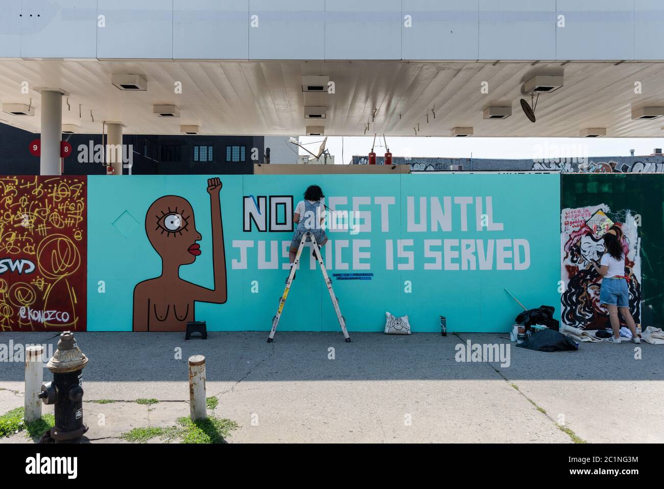 Brooklyn, United States Of America . 15th June, 2020. Brooklyn based multi-media artist Sara Erenthal paints her signature style art work on a wall in Brooklyn, New York, on June 15, 2020. Her mural is part of a series of paintings that have been going up on three walls on 4th Avenue between Sackett and Union Streets in support of the protests calling for racial justice. (Photo by Gabriele Holtermann/Sipa USA) Credit: Sipa USA/Alamy Live News Stock Photo