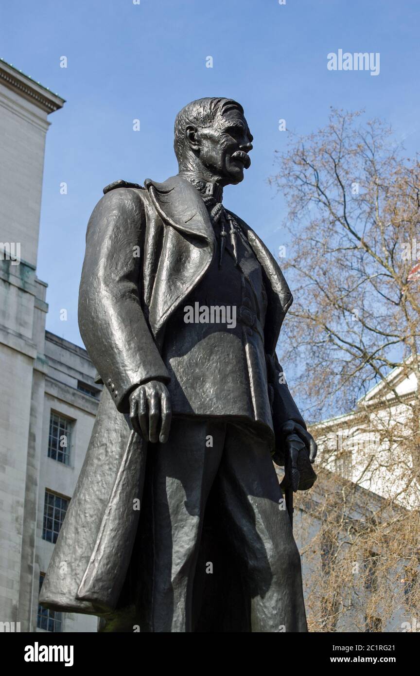 Bronze statue of Hugh Trenchard, 1st Viscount Trenchard, 1873 - 1956. Known as the father of the RAF. Victoria Embankment Gardens, Whitehall, Westmins Stock Photo