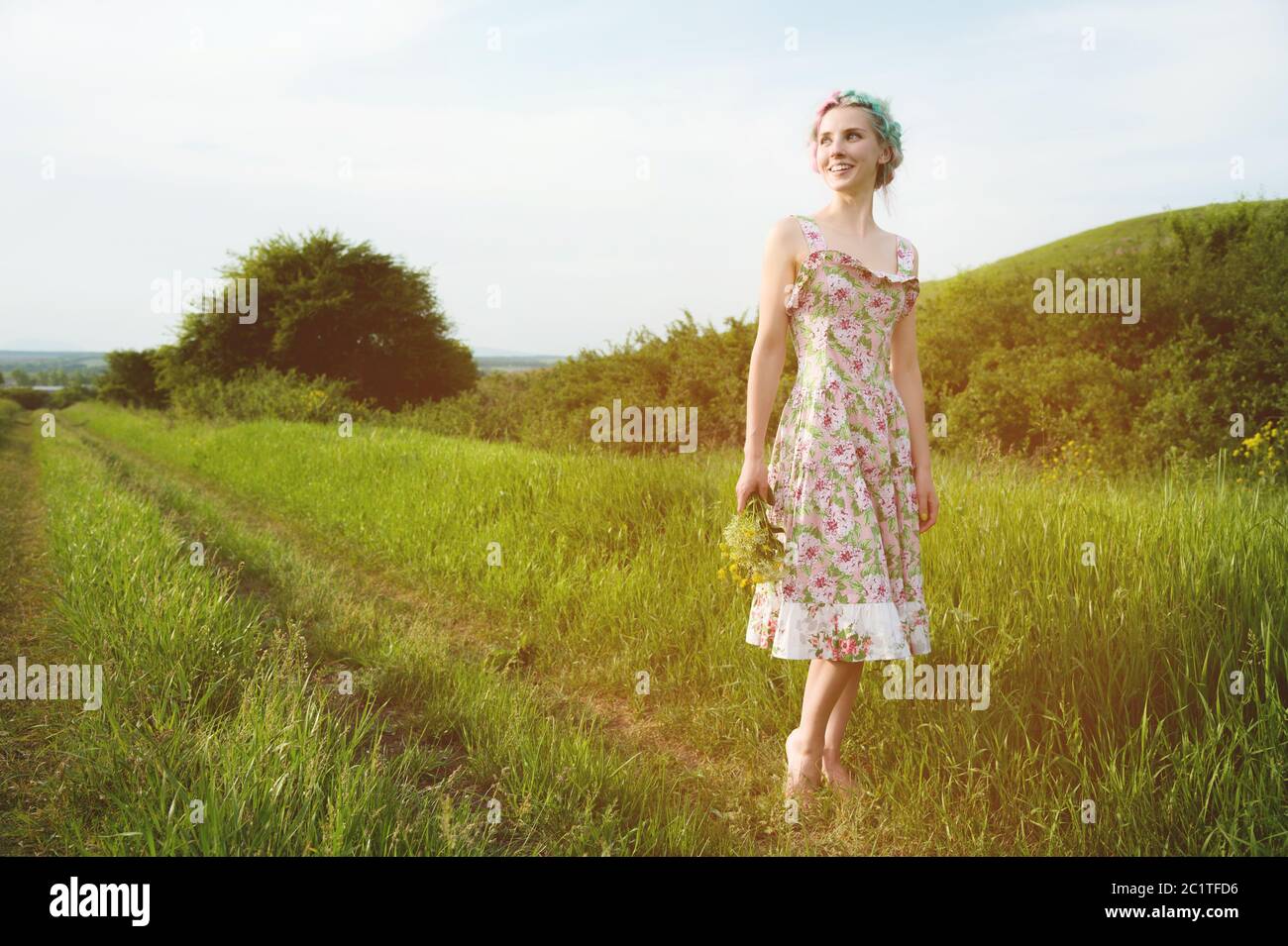 Ситцевое платье песня. Девушка в ситцевом платье. Ситцевое платье для девочки. Девушка в ситцевом платье на природе. Девочка в ситцевом платье на поле.