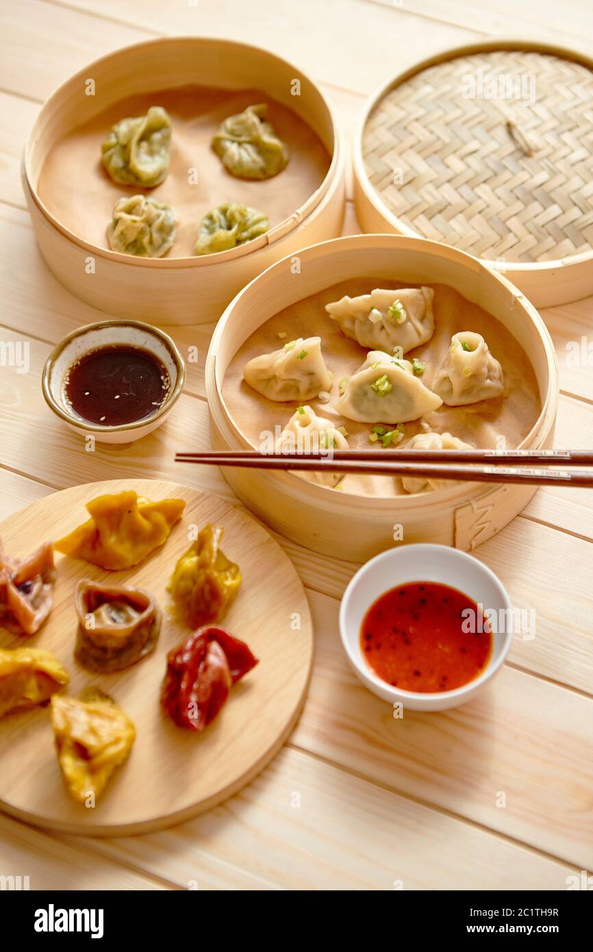 Traditional chinese dumplings served in the wooden bamboo steamer Stock Photo Alamy