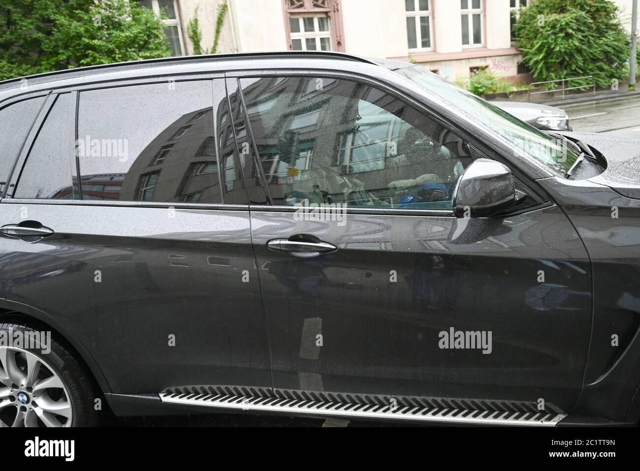 16 June 2020, Hessen, Frankfurt/Main: A vehicle of the Special Operations Command (SEK) drives into the Frankfurt court building. The trial of the alleged main perpetrator, 46-year-old Stephan E. and his alleged aide Markus H., takes place before the State Security Senate of the Higher Regional Court under high security precautions. Stephan E. is said to have shot the North Hessian District President Lübcke on his terrace a year ago, because the CDU politician had stood up for refugees. Photo: Arne Dedert/dpa Stock Photo