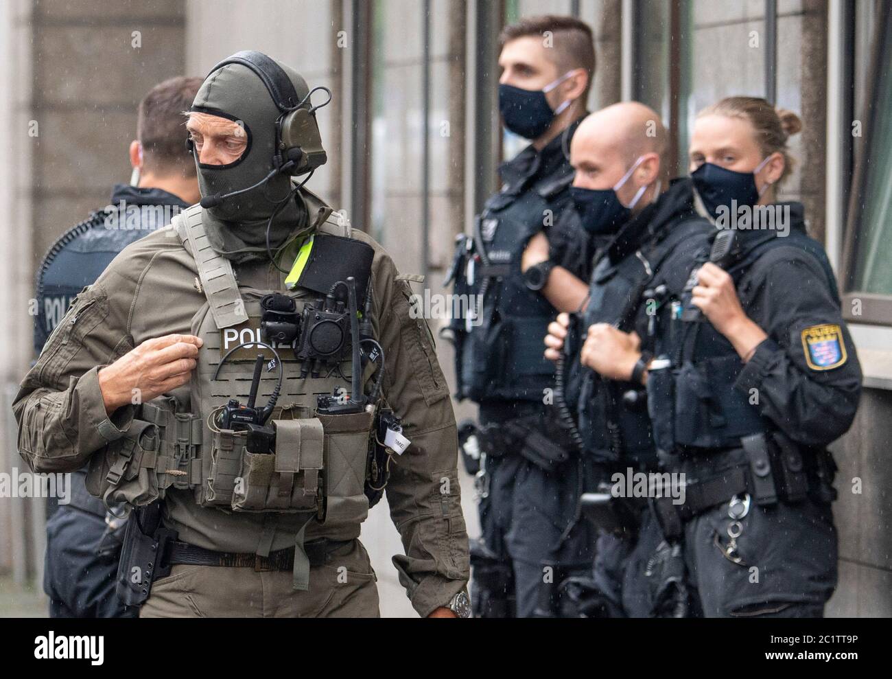 16 June 2020, Hessen, Frankfurt/Main: Officers of the Special Operations Command (SEK) and police officers secure the courthouse before the arrival of the accused. Under high security precautions, the trial of the alleged main perpetrator 46-year-old Stephan E. and his alleged aide Markus H. takes place before the State Security Senate of the Higher Regional Court. Stephan E. is said to have shot the North Hessian District President Lübcke on his terrace a year ago, because the CDU politician had stood up for refugees. Photo: Boris Roessler/dpa Stock Photo