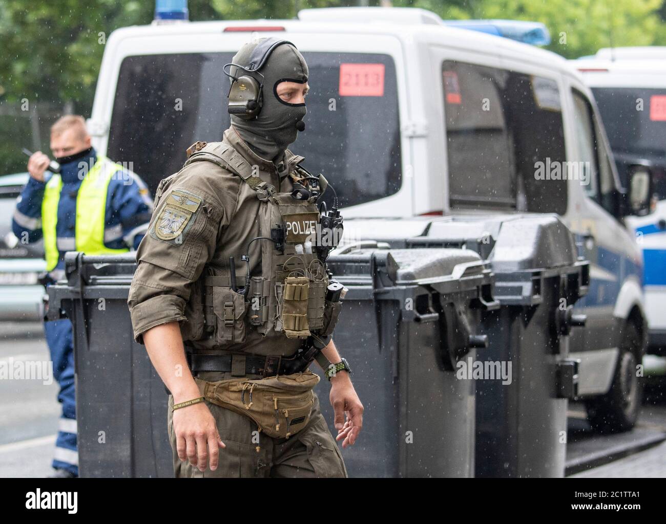 16 June 2020, Hessen, Frankfurt/Main: Officers of the Special Operations Command (SEK) and police officers secure the courthouse before the arrival of the accused. Under high security precautions, the trial of the alleged main perpetrator 46-year-old Stephan E. and his alleged aide Markus H. takes place before the State Security Senate of the Higher Regional Court. Stephan E. is said to have shot the North Hessian District President Lübcke on his terrace a year ago, because the CDU politician had stood up for refugees. Photo: Boris Roessler/dpa Stock Photo