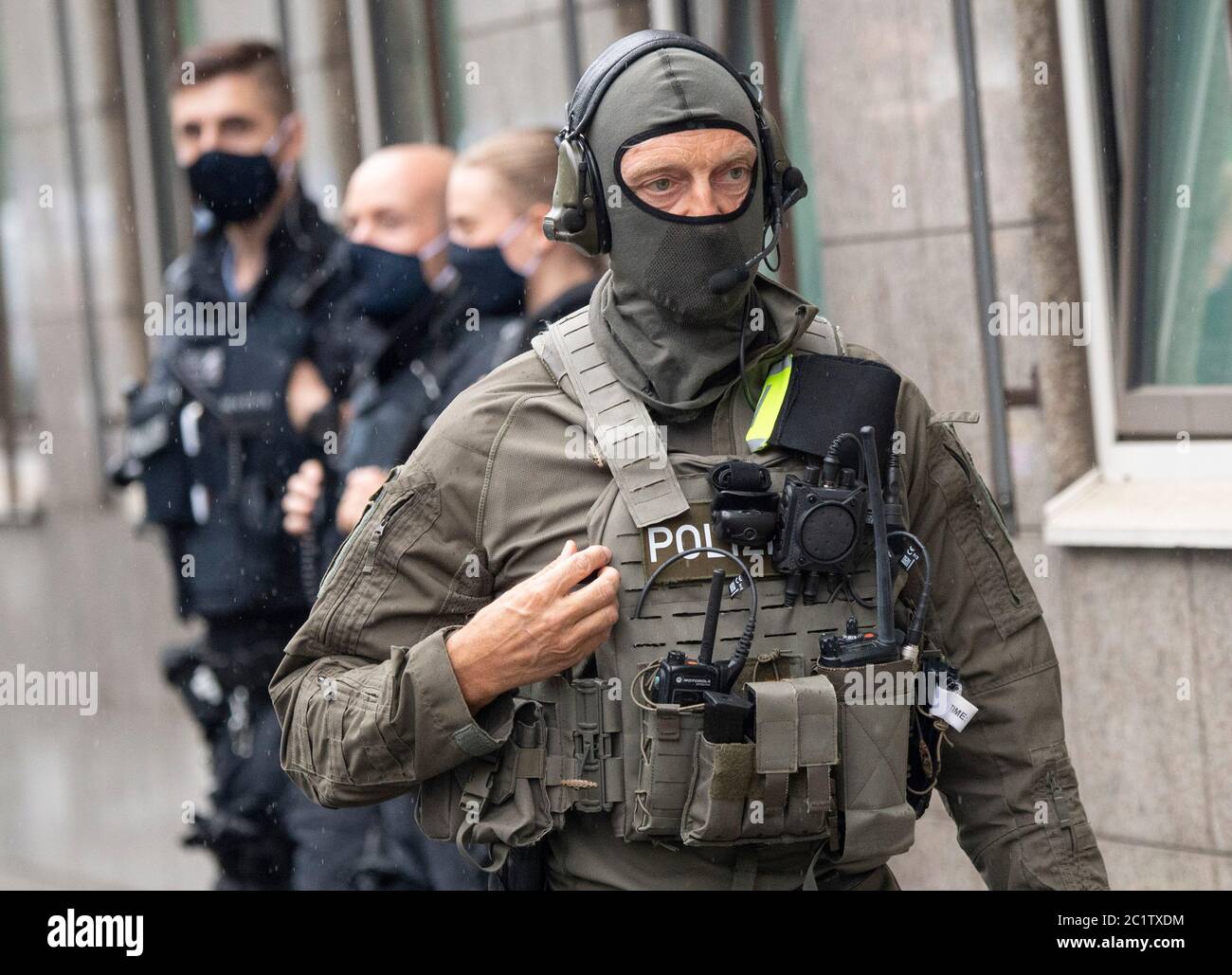 16 June 2020, Hessen, Frankfurt/Main: Police Special Operations Command (SEK) officers secure the courthouse before the arrival of the accused. The trial of the alleged main perpetrator, 46-year-old Stephan E. and his alleged aide Markus H., takes place before the State Security Senate of the Higher Regional Court under high security measures. Stephan E. is said to have shot the North Hessian District President Lübcke on his terrace a year ago, because the CDU politician had stood up for refugees. Photo: Boris Roessler/dpa Stock Photo