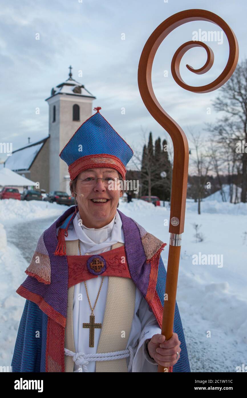 Biskop Eva Brunne med biskopsstaven kräklan utanför Fresta kyrka, Upplands Väsby, Sverige. Stock Photo