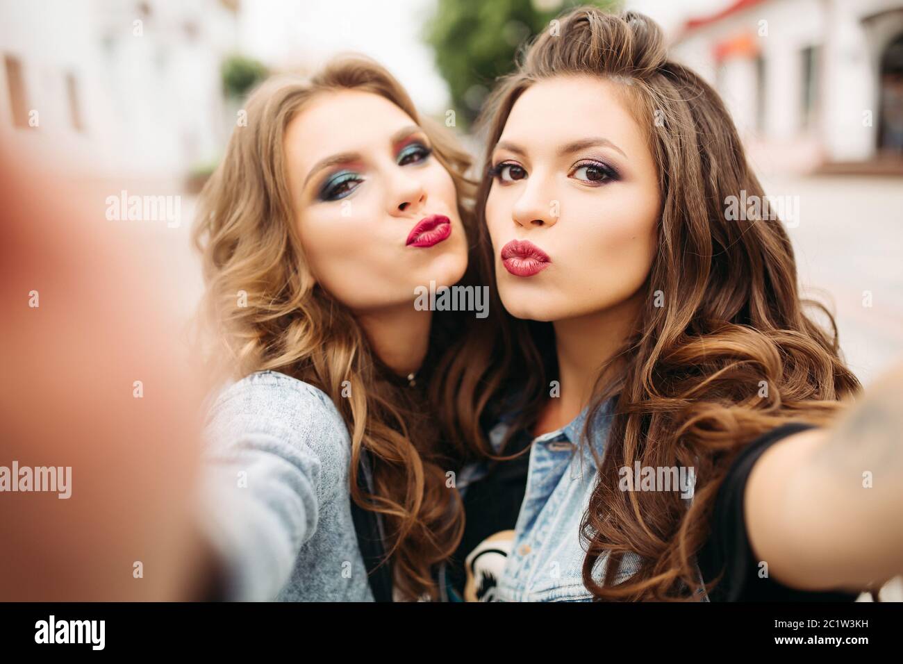Girls hairstyles hi-res stock photography and images - Alamy