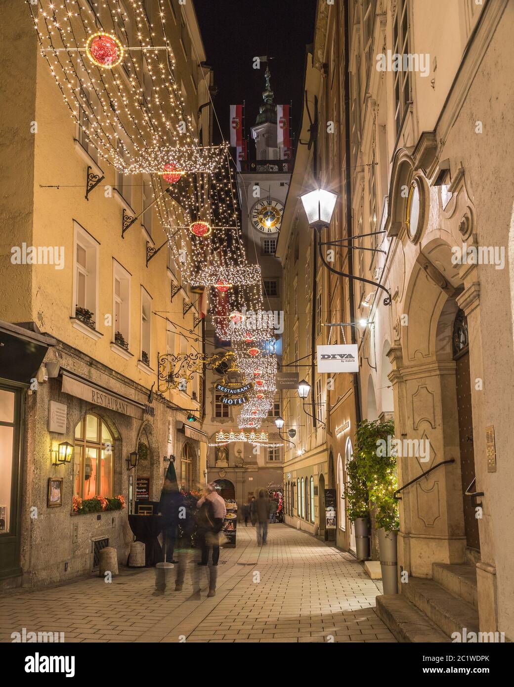 SALBURG, AUSTRIA - 20TH 2017: A view along Sigmund-haffner-gasse in Salzburg night during the Christmas season. Decorations, people, shops Stock Alamy