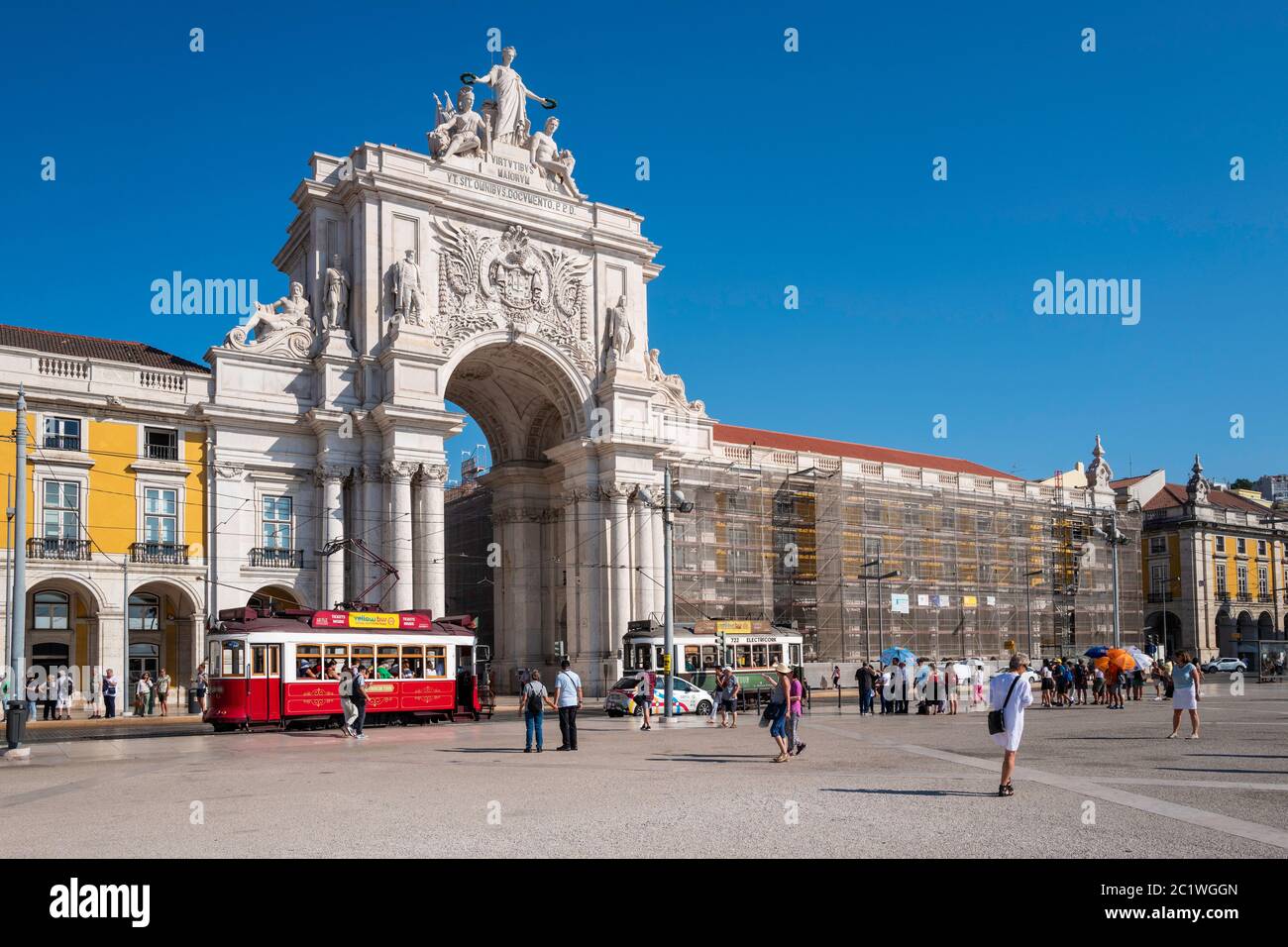 The triumphal arch, 'Arco da Rua Augusta' (1873), dominates the Praça do Comércio ('Commerce Square') in Lisbon, Portugal, Stock Photo