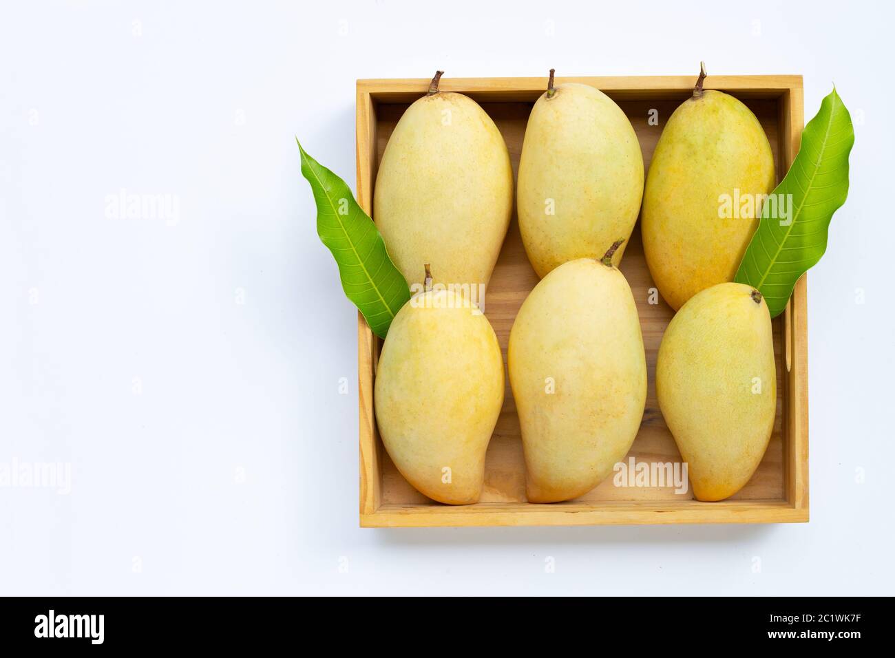 Box of mangoes hi-res stock photography and images - Alamy