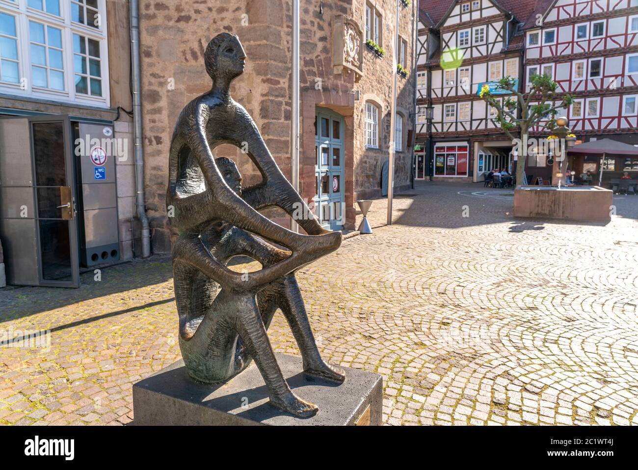Skulptur „Einer trage des anderen Last“ von Heinz-Detlef Wüpper in Witzenhausen , Hessen, Deutschland  |  Sculpture - Einer trage des anderen Last - Stock Photo