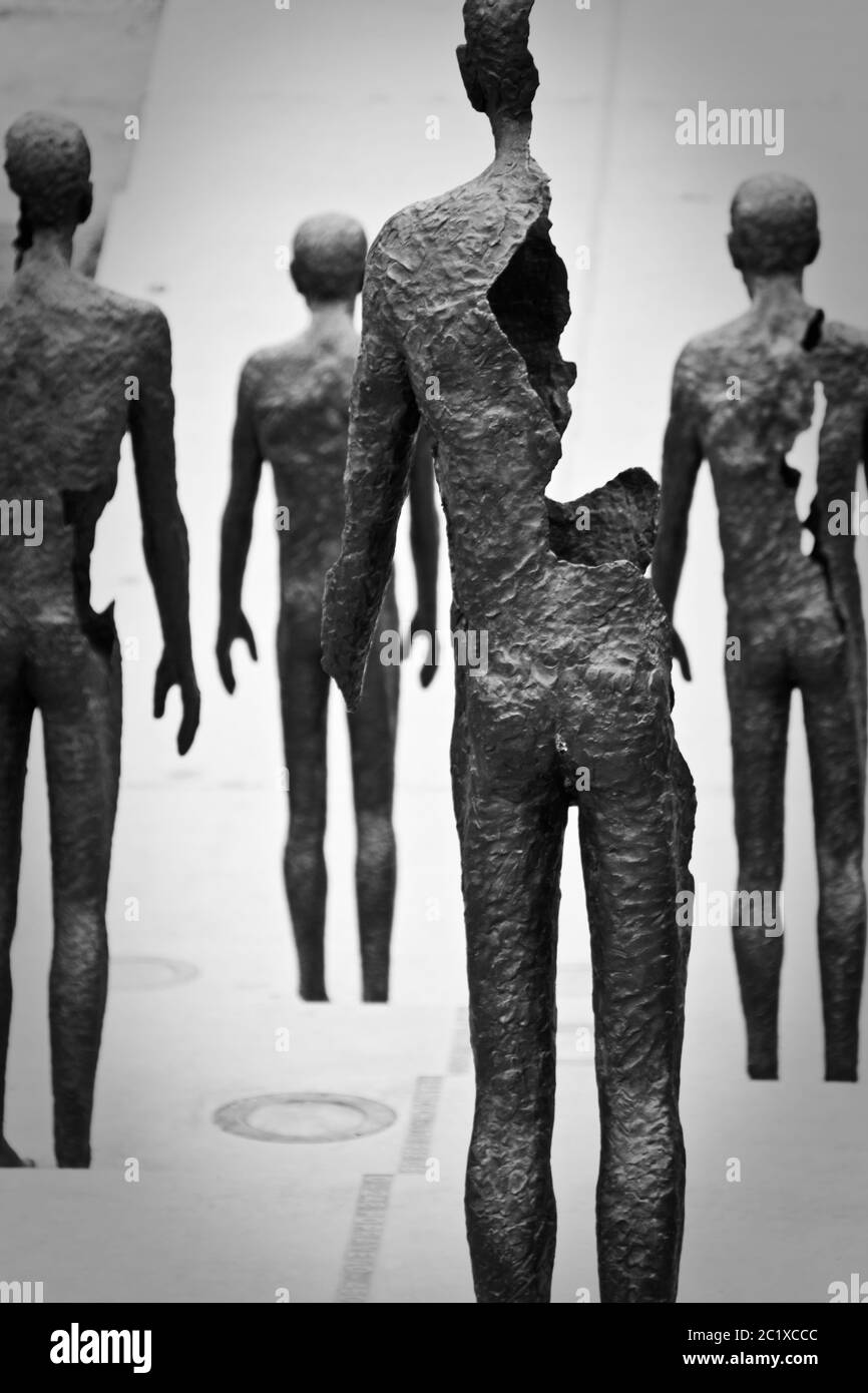 Human statues hi-res stock photography and images - Alamy