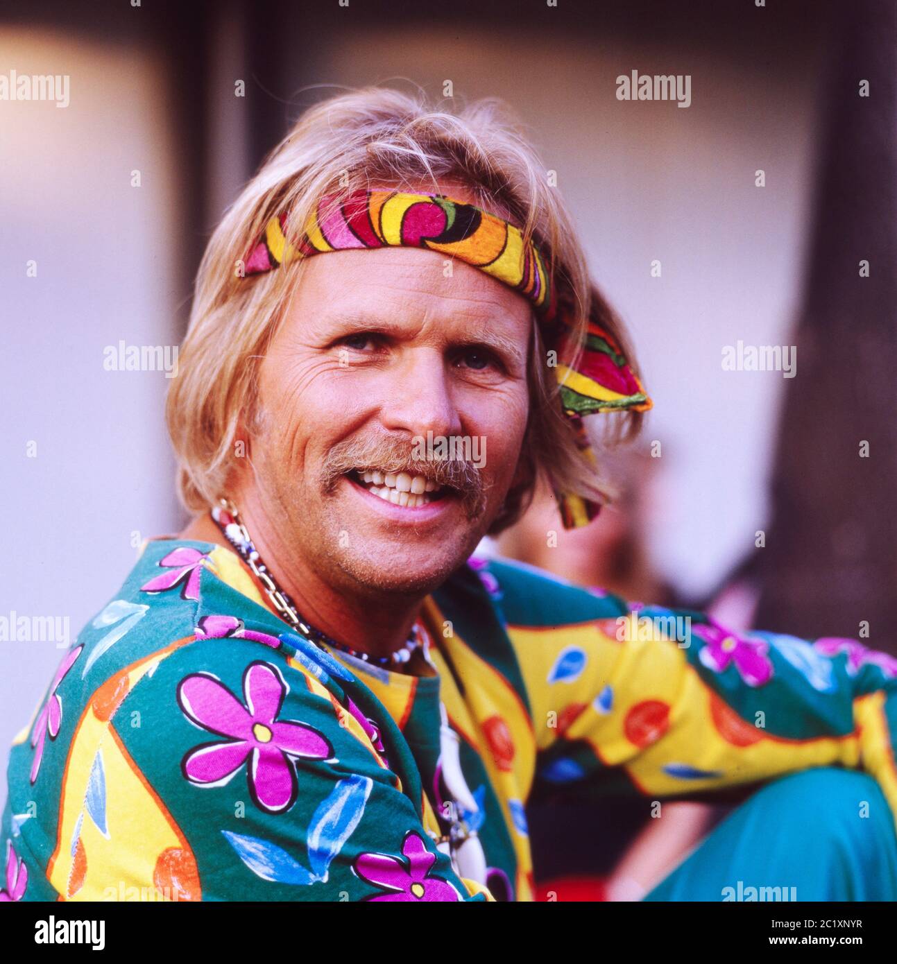 Frank Zander, deutscher Schlager- und Deutschpop-Musiker, als Hippie,  Deutschland um 1986. German schlager and pop singer Frank Zander dressed as  a hippie, Germany around 1986 Stock Photo - Alamy