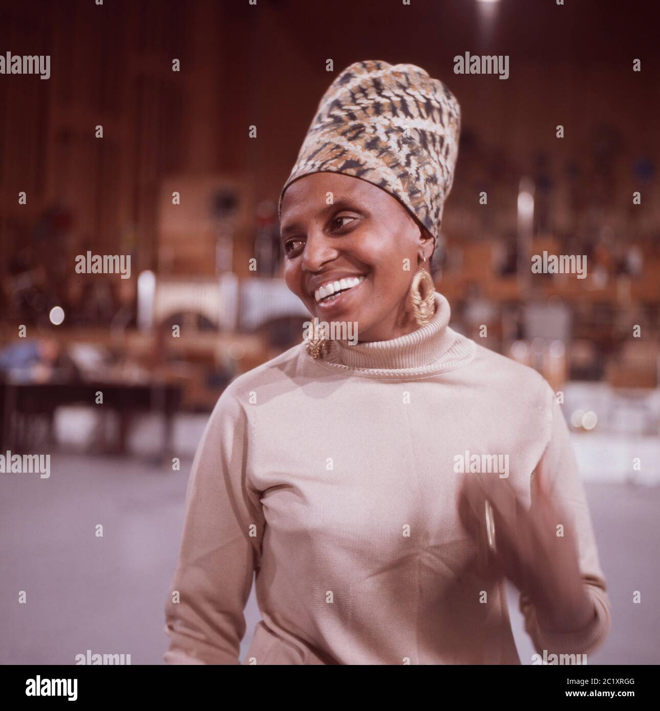 Miriam Makeba, südafrikanische Sängerin, bei Proben zu einem Konzert in Hamburg, Deutschland um 1969. South African singer Miriam Makeba doing rehearsals for a concert at Hamburg, Germany around 1969. Stock Photo