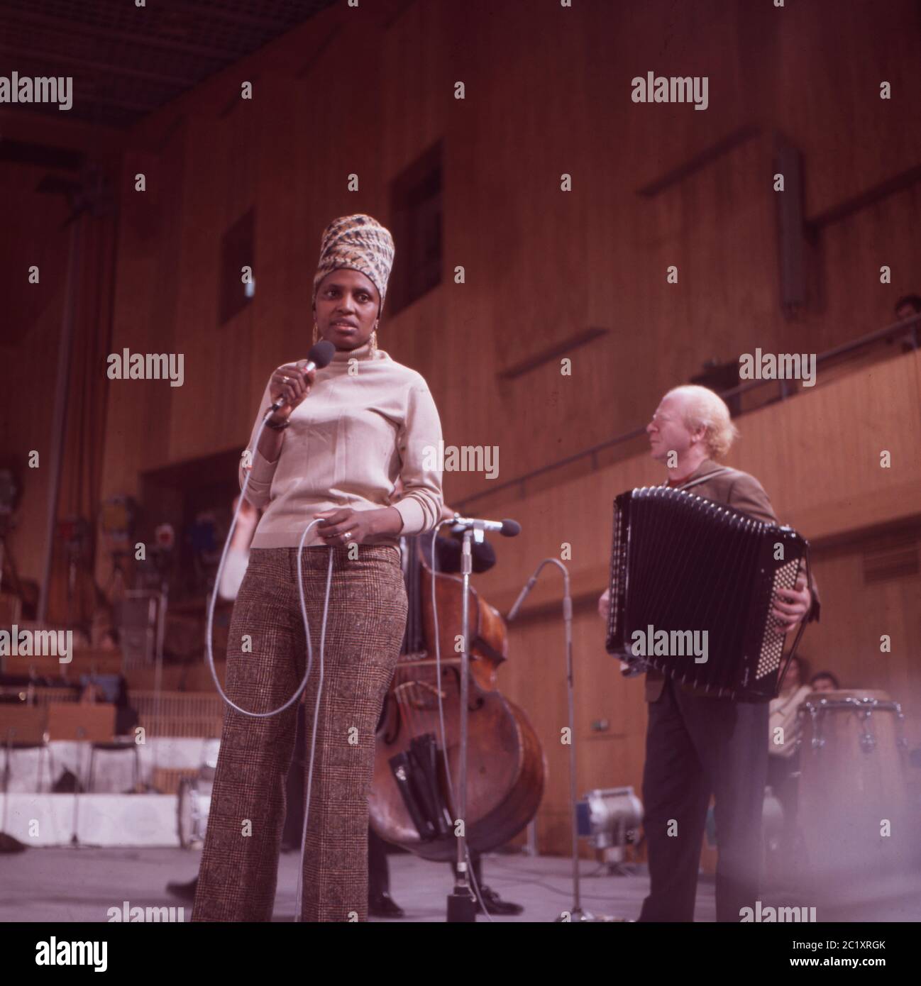 Miriam Makeba, südafrikanische Sängerin, bei Proben zu einem Konzert in Hamburg, Deutschland um 1969. South African singer Miriam Makeba doing rehearsals for a concert at Hamburg, Germany around 1969. Stock Photo