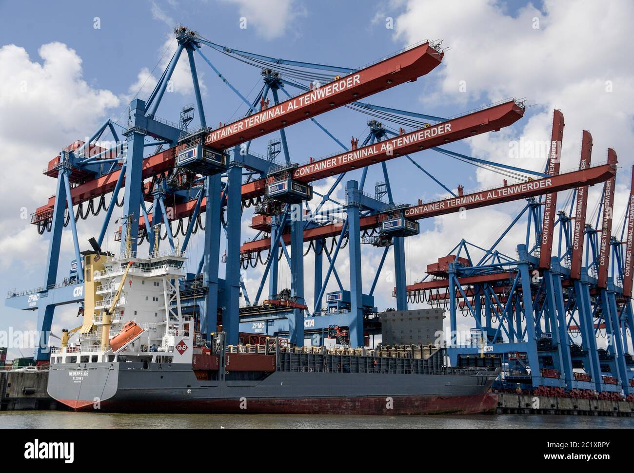 Hamburg, Germany. 15th June, 2020. The container freighter 'Neuenfelde' is unloaded at Altenwerder terminal. Hamburg's exports fell sharply in the first three months of the year. Compared with the same period last year, exports fell by 14.1 per cent to 10.5 billion euros, the Statistics Office North announced in the Hanseatic City on 16 June 2020. Credit: Axel Heimken/dpa/Alamy Live News Stock Photo