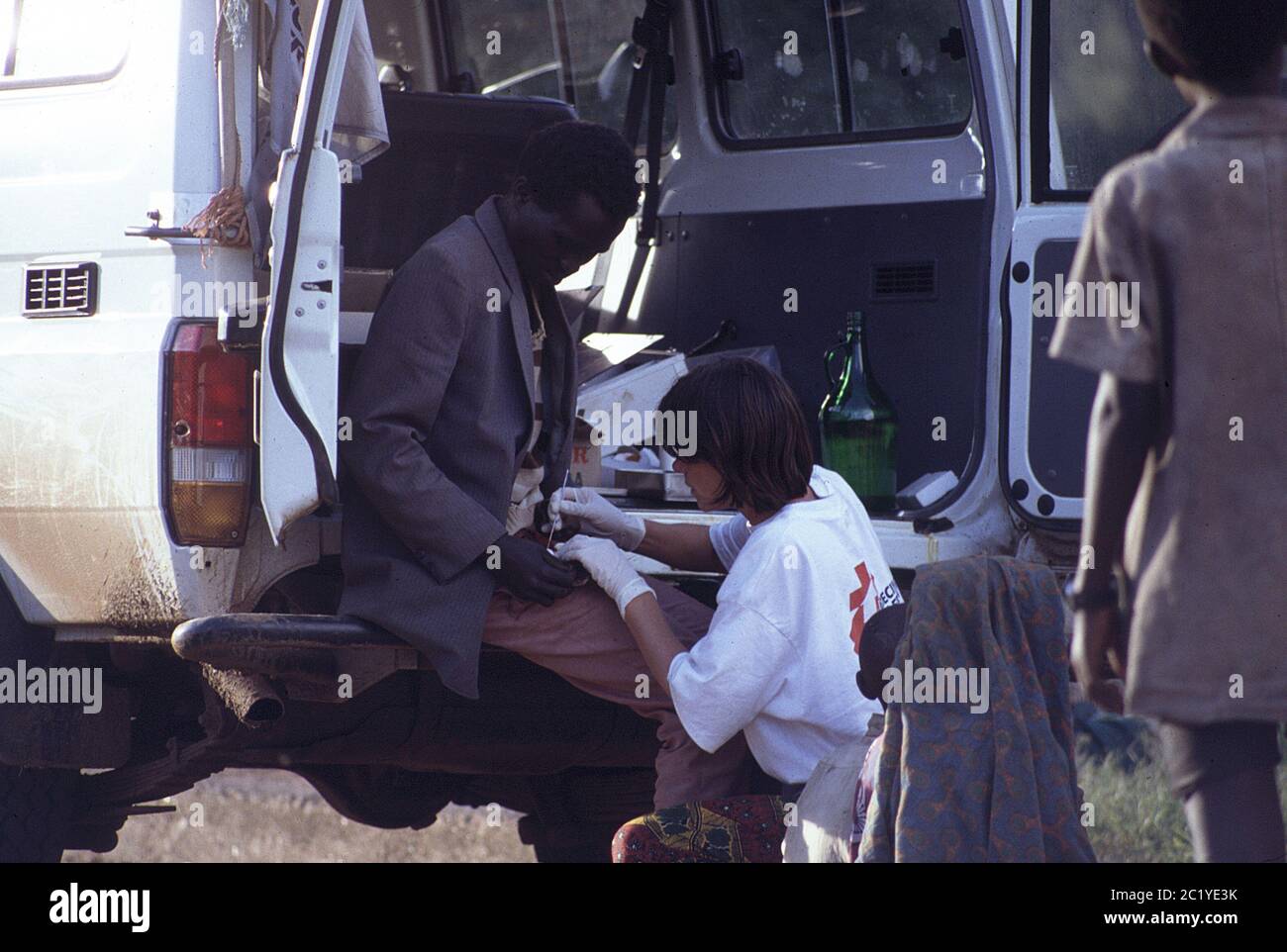 MSF nurse treats Tutsi refugee from the back of 4x4 on the Rwanda ...