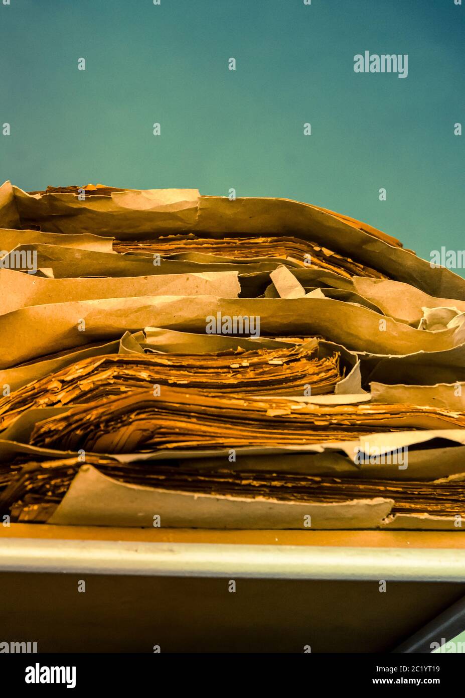 Shelf papers hi-res stock photography and images - Alamy